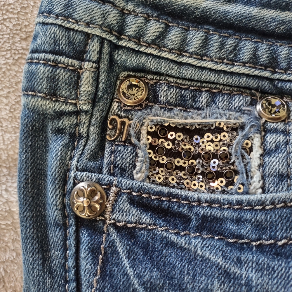 Miss Me! Women's Medium Blue Wash Denim Shorts/Distressed/Size 28 - Picture 4 of 9